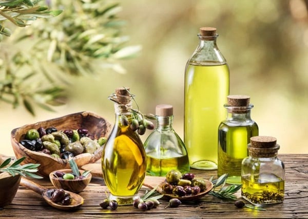 Theo Healthline, dầu ô liu chứa nhiều vitamin, chất béo và chất chống oxy hóa, những thành phần giúp giữ ẩm, duy trì làn da khỏe mạnh.