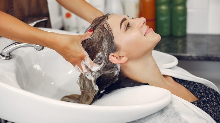 Gội đầu bằng nước quá nóng lại làm tổn thương đến nang tóc và suy yếu sợi tóc.