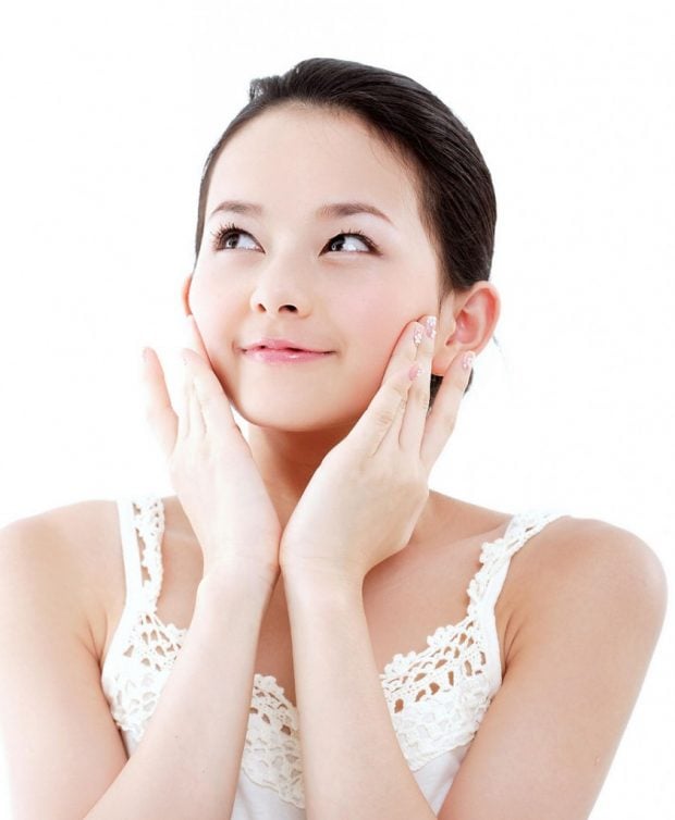 Nước nóng có thể làm mất nước và làm khô da, gây kích ứng cho làn da nhạy cảm. Nên chọn nước ấm để tắm và hạn chế thời gian tiếp xúc với nước.