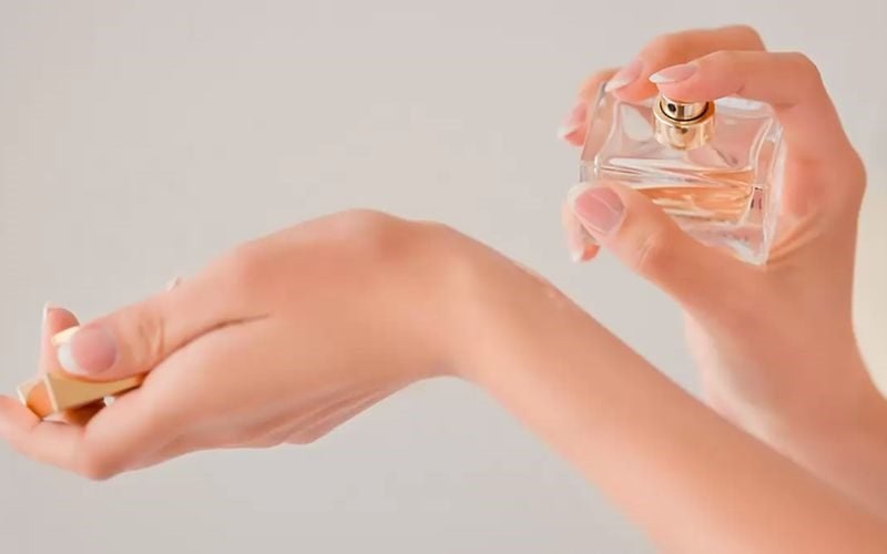 Sử dụng kem dưỡng ẩm trước khi xịt nước hoa có thể giúp lưu giữ mùi hương lâu hơn.