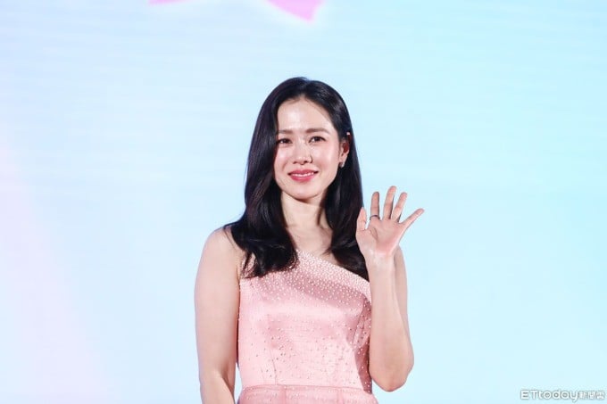 Son Ye Jin cho biết cô có thói quen uống nước collagen mỗi sáng và tối để hỗ trợ cải thiện độ đàn hồi da.