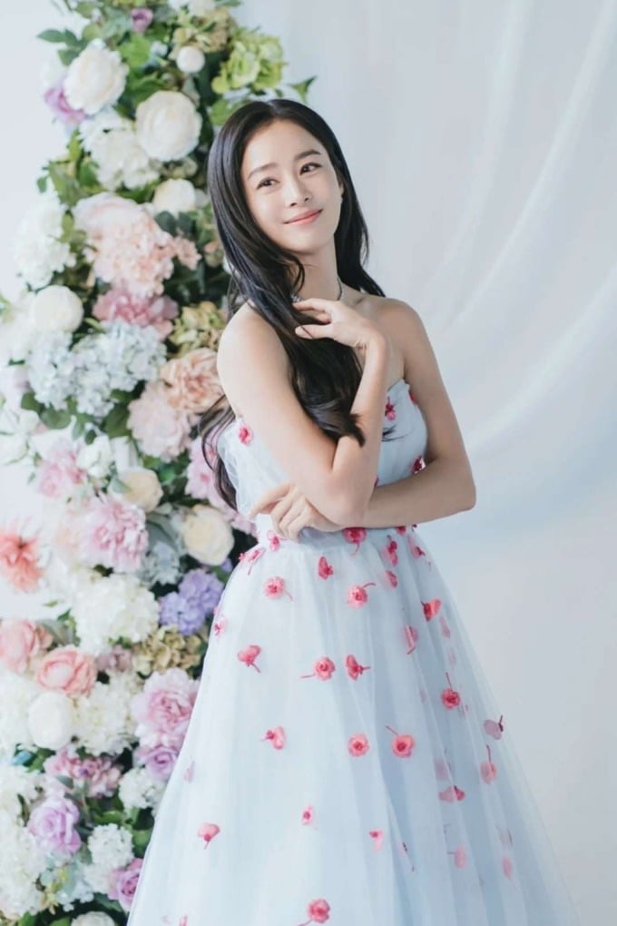 Kim Tae Hee là thoa kem dưỡng ẩm cho mặt và vùng da quanh mắt bởi đây là nơi thể hiện rõ dấu hiệu tuổi tác cũng như dễ hình thành nếp nhăn khi cười, nói.