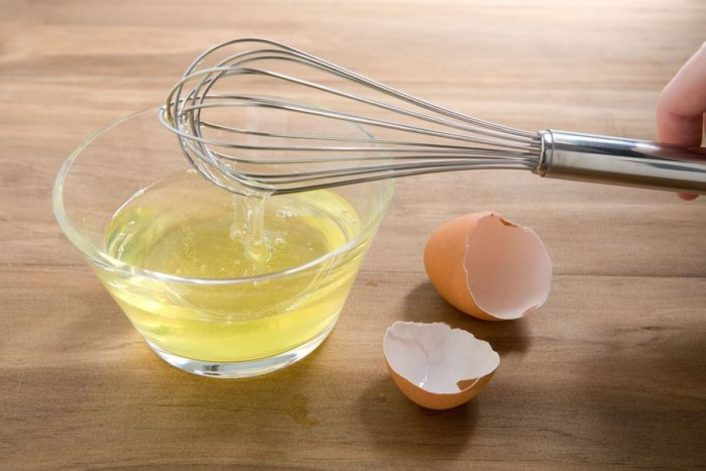 Lòng trắng trứng gà có tác dụng hỗ trợ làm đẹp.