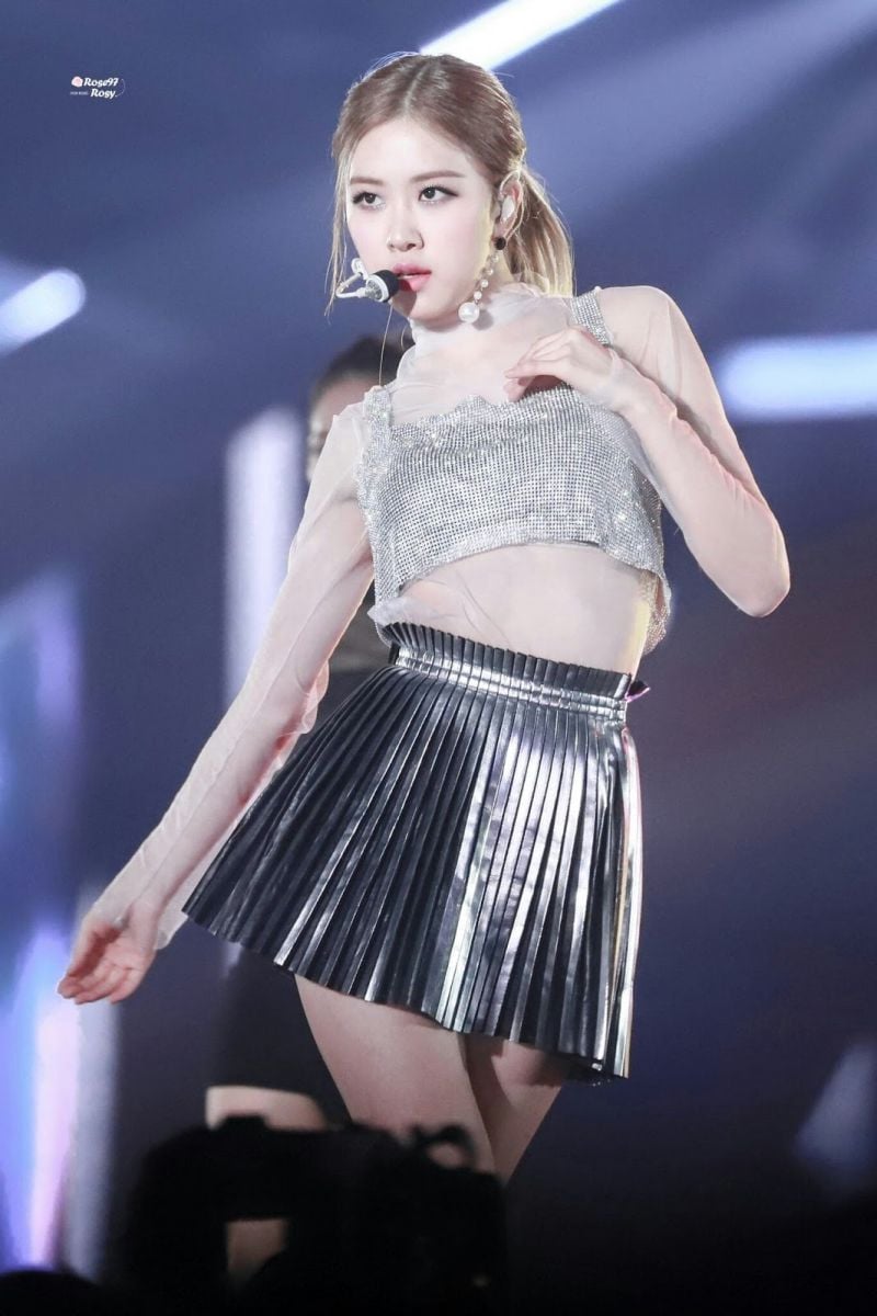 Rosé đảm bảo uống đủ nước mỗi ngày để tăng cường trao đổi chất và hỗ trợ giải độc cho cơ thể.