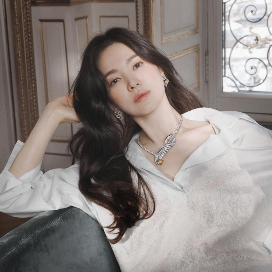 Cô thường xuyên sử dụng mặt nạ từ các nguyên liệu tự nhiên như lòng trắng trứng và mật ong để cung cấp dưỡng chất cho làn da.