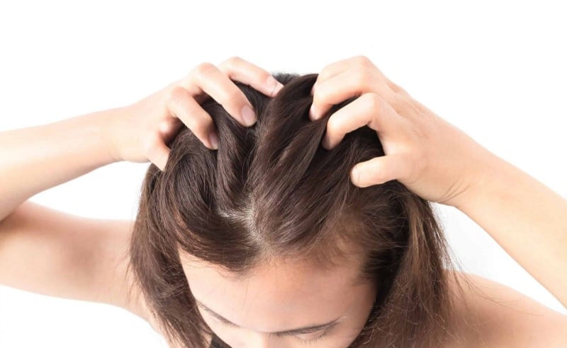 Tẩy tế bào chết làm sạch sâu da đầu, lấy đi bụi bẩn và dầu nhờn.