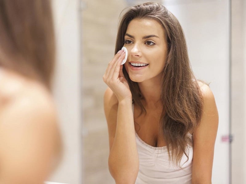 Nhiệt độ cao có thể làm mất đi lớp dầu tự nhiên trên bề mặt da, khiến da bị khô căng và dễ kích ứng.