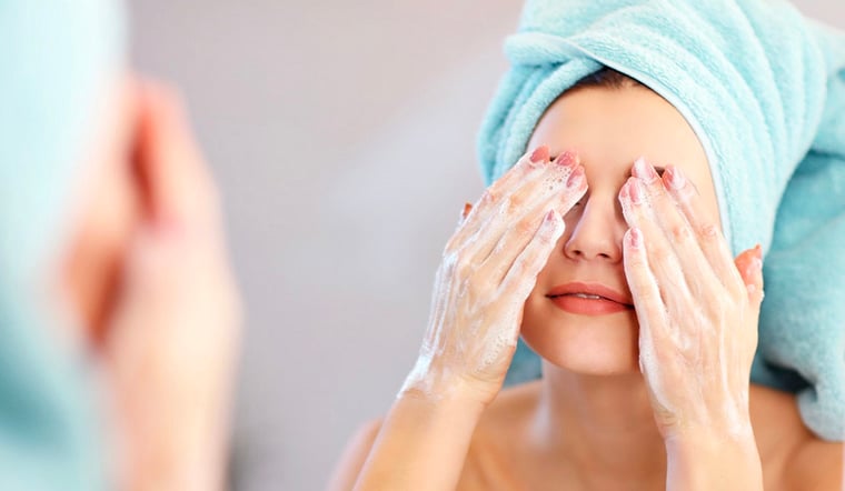 Việc chà xát mạnh tay khi rửa mặt là một sai lầm phổ biến.