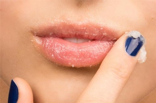 Hỗn hợp này có tác dụng tẩy tế bào chết nhẹ nhàng, giúp làm sạch và làm mịn môi, từ đó giúp cho môi trở nên hồng hào và mềm mại hơn.