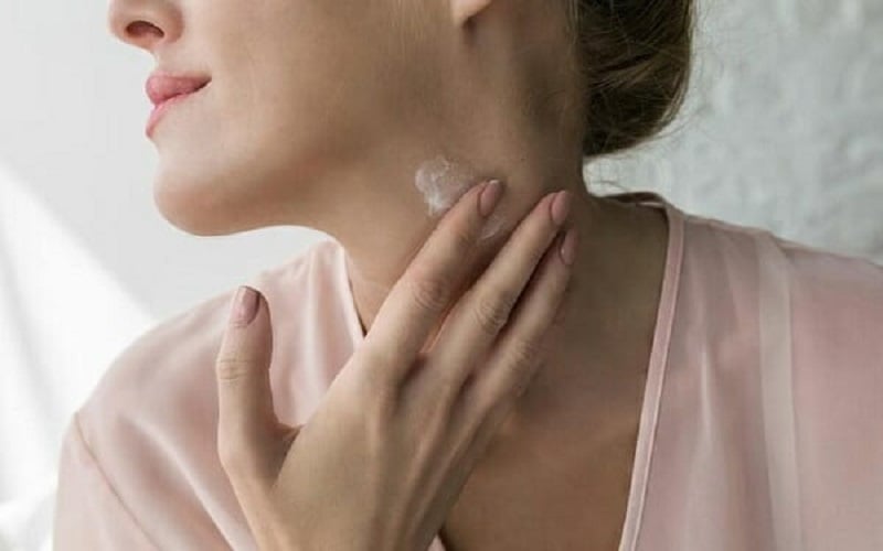 Da cổ vốn mỏng và nhạy cảm hơn da mặt, dễ bị nhăn nheo, chảy xệ nếu không được chăm sóc đúng cách.