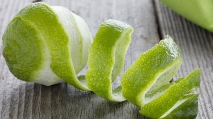 Vỏ bưởi chứa khoáng chất có tác dụng giảm nhanh tình trạng rụng tóc và kích thích tóc mọc nhanh, dày và bảo vệ tóc khỏe hơn.