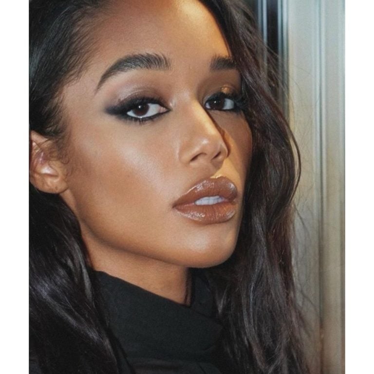Laura Harrier chọn kiểu mắt mèo bay chéo đầy quyến rũ.