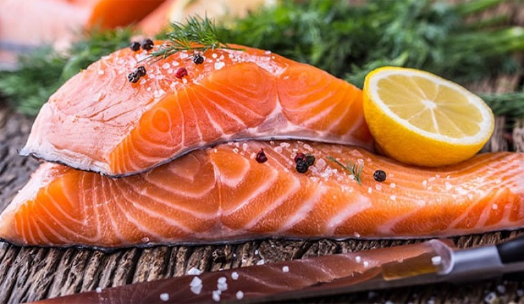 Cá hồi còn chứa astaxanthin cũng có tác dụng chống viêm, chống nắng