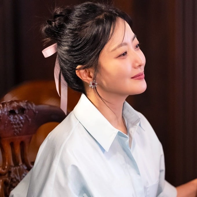Dù sắp bước sang tuổi 50, Kim Hee Sun vẫn được xưng tụng là 'quốc bảo nhan sắc' xứ Hàn.