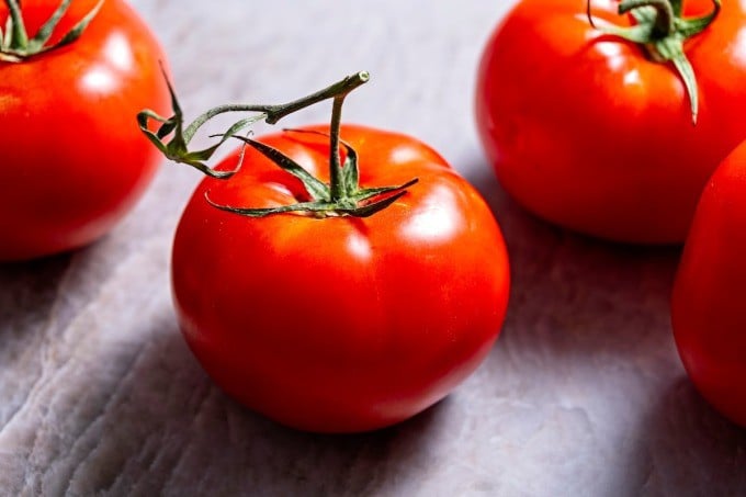 Do cà chua giàu lycopene, một chất chống oxy hóa mạnh mẽ giúp bảo vệ da khỏi tác hại của ánh nắng mặt trời.