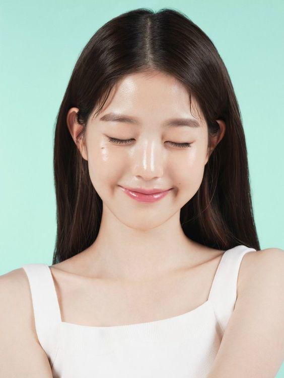 Loại rau này chứa nhiều chất xơ, folate, canxi, lutein cũng như các chất dinh dưỡng chống viêm và chống lão hóa khác giúp da đẹp hơn.
