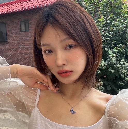 Đối với những quý cô không muốn để mái nhưng vẫn mong có được gương mặt thon gọn và tươi trẻ, tóc layer ngôi lệch sẽ là giải pháp lý tưởng.