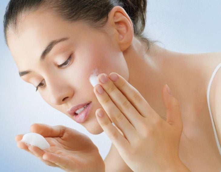Nên ưu tiên loại có nồng độ tẩy nhẹ, trong thành phần chứa các axit béo để bảo vệ hàng rào tự nhiên của làn da.