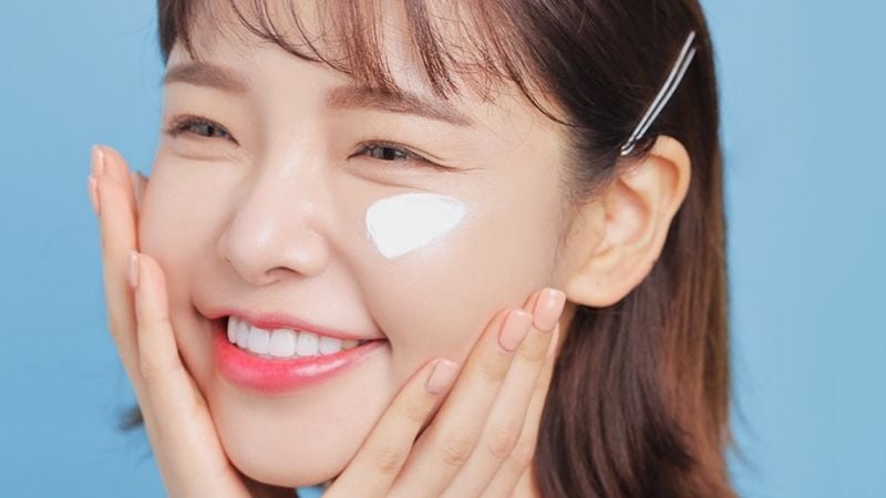 Làn da không được làm sạch kỹ hoặc không tẩy da chết định kỳ dẫn đến bề mặt da sần sùi, kem chống nắng khó thẩm thấu, dễ bị vón cục.