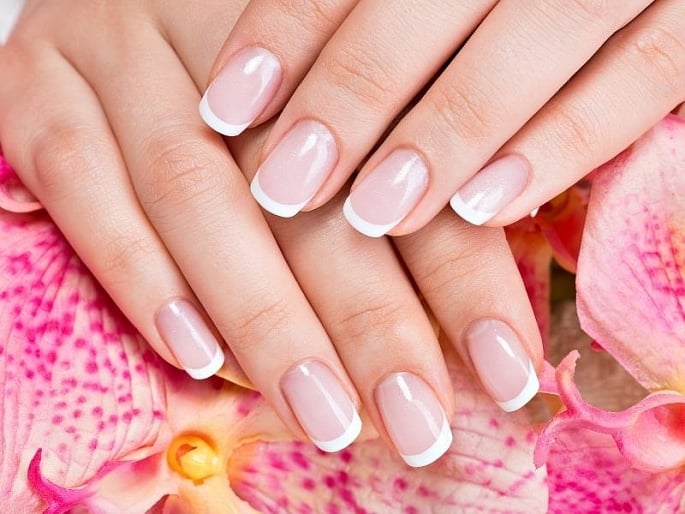 Nếu thiếu vitamin A có thể gây ra tình trạng móng yếu, dễ gãy và màu sắc của móng không được hồng, bóng.