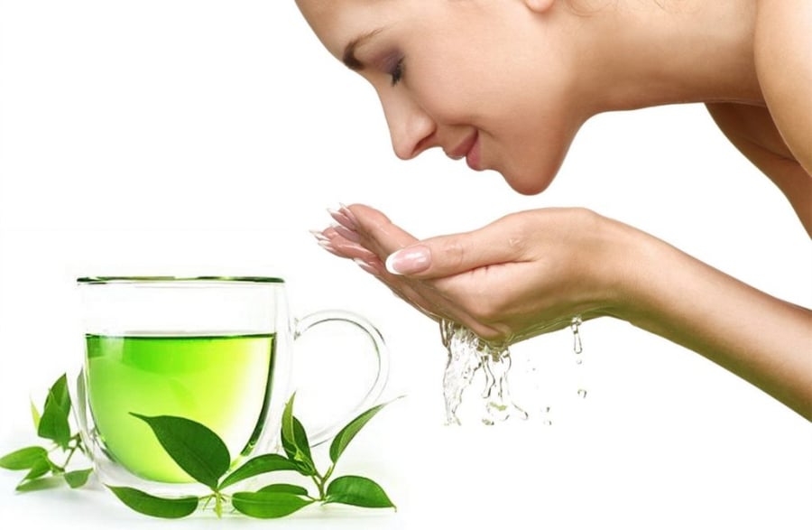 Bạn nên để nước trà xanh vào ngăn mát tủ lạnh, đợi nước lạnh rồi mới lấy ra rửa mặt để giúp làm se khít lỗ chân lông.