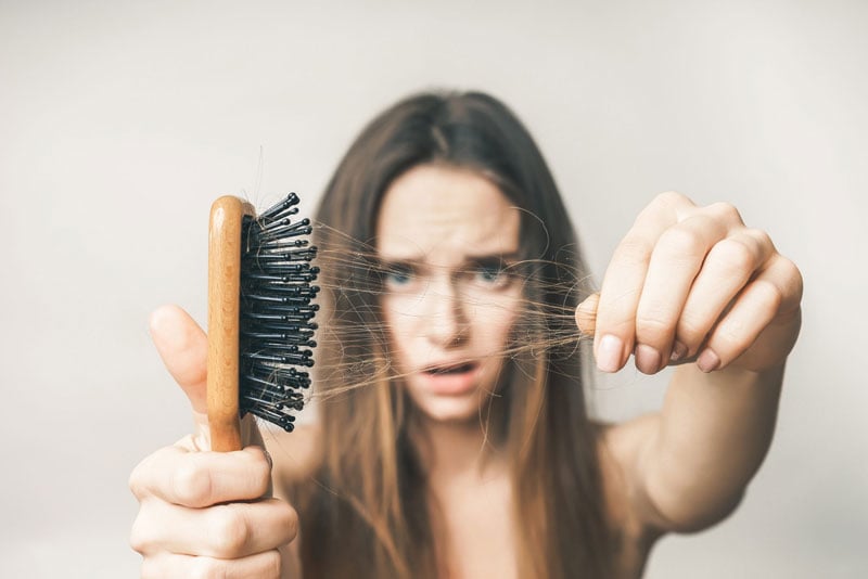 Dầu dừa là một lựa chọn tuyệt vời để cung cấp độ ẩm cho tóc, đặc biệt là khi tóc bị khô hoặc hư tổn.