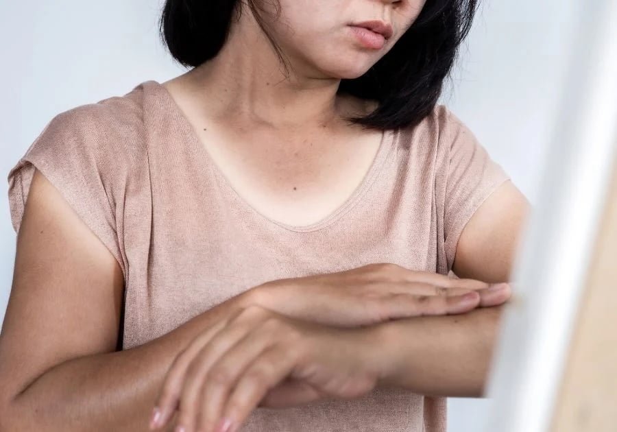 Theo thời gian, làn da sẽ mất đi độ đàn hồi, trở nên mỏng manh và dễ bị tổn thương hơn do tác động từ những yếu tố bên ngoài