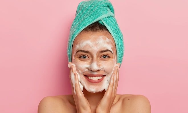 Bạn cũng nên chọn sữa rửa mặt có độ pH phù hợp, khoảng từ 4.5-5.5, để giữ cân bằng cho da, tránh làm hỏng lớp bảo vệ tự nhiên.