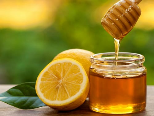 Mật ong không chỉ dưỡng ẩm mà còn hỗ trợ làm sạch tế bào chết khi kết hợp với muối hoặc đường.