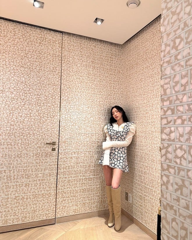 Taeyeon có tỷ lệ cơ thể cân đối nên mỗi khi mặc váy liền, cô nàng đều xinh như búp bê.