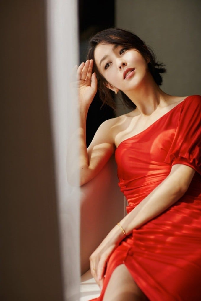 Đồng Lệ Á từng tiết lộ cô duy trì thói quen massage da mặt hàng ngày suốt nhiều năm