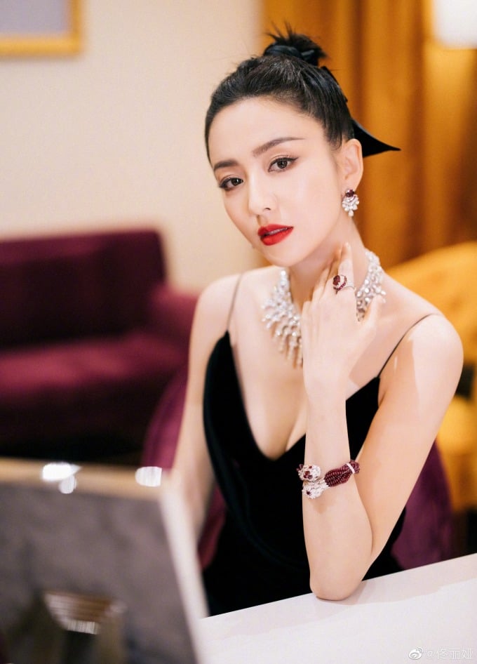 Phương pháp massage da mặt giúp làn da cô căng bóng.