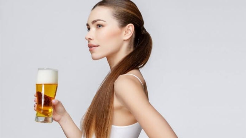 Bia chứa thành phần từ mạch nha giúp mái tóc thẳng mượt và sạch gàu nhờ các dưỡng chất trong ấy.