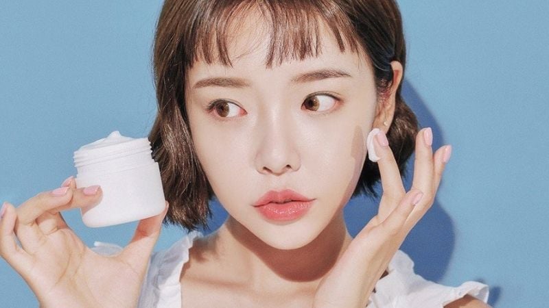 Sau đó, bạn sử dụng sữa rửa mặt để làm sạch da thêm mặt một lần nữa.