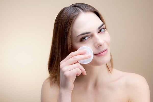 Da dầu cũng vẫn cần được dưỡng ẩm, để ban đêm da được cung cấp đủ nước và sáng ra, bạn sẽ có làn da mịn màng.