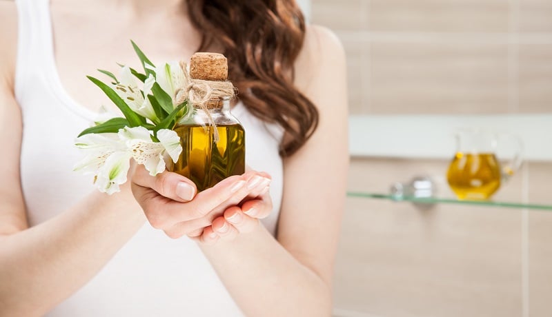 Các thành phần vitamin E, vitamin A, omega-3… trong dầu oliu giúp dưỡng ẩm, giảm tình trạng khô xơ, chẻ ngọn và dễ gãy.