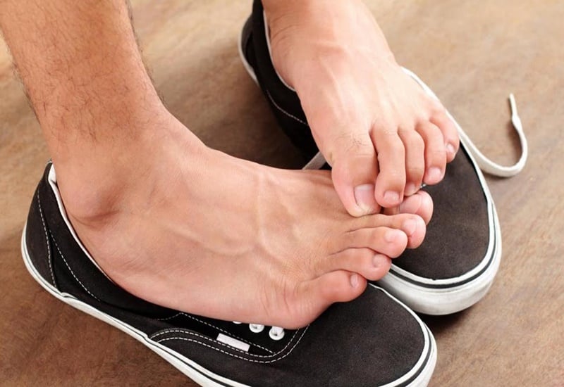 Bất cứ khi nào có thể, hãy chọn những loại giày hở mũi, giúp chân được thông thoáng, giảm tích tụ mồ hôi và mùi hôi sau đó.