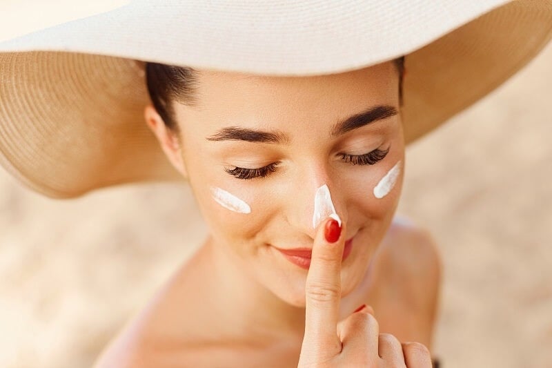 Đặc biệt bạn nên để kem chống nắng có thể thẩm thấu và tạo ra lớp bảo vệ trên da cần từ 15-20 phút.