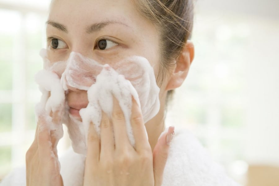 Sau một ngày dài làm việc, hãy chú ý tẩy trang, rửa mặt để da sạch từ sâu bên trong.