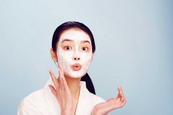 Việc sử dụng vitamin C thường xuyên có thể thúc đẩy vẻ ngoài săn chắc và trẻ trung hơn.
