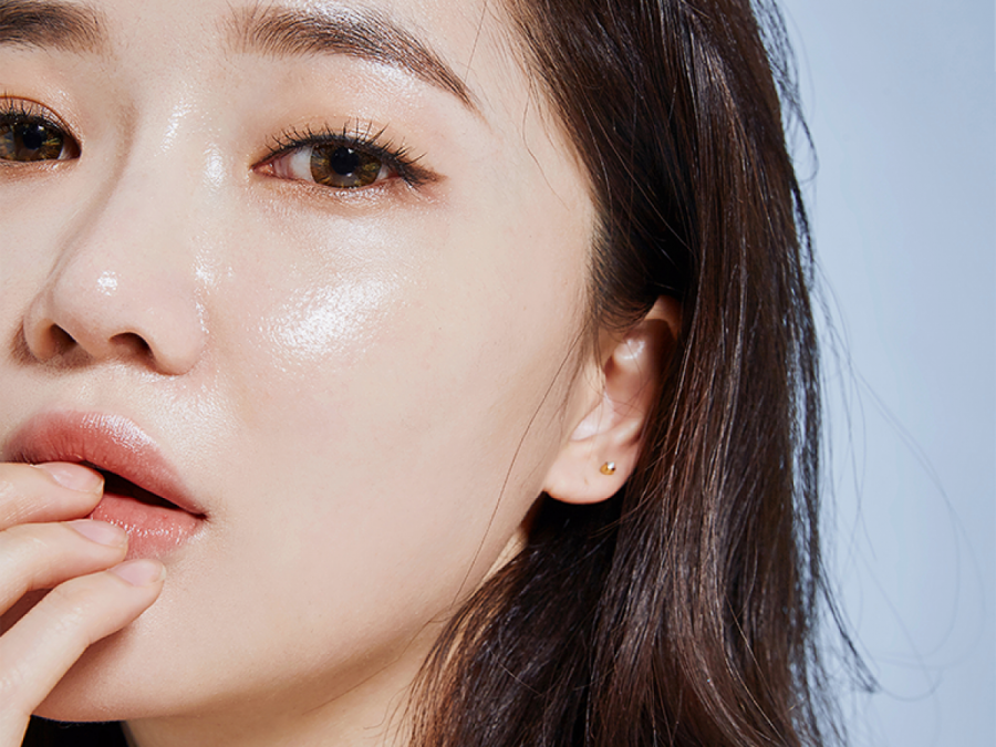 Nước thần không chỉ làm sạch da như các loại nước hoa hồng thông thường, mà còn các lỗ chân lông mềm và săn lại, hỗ trợ cho lớp serum ở bước sau của chu trình dưỡng da thẩm thấu sâu hơn.