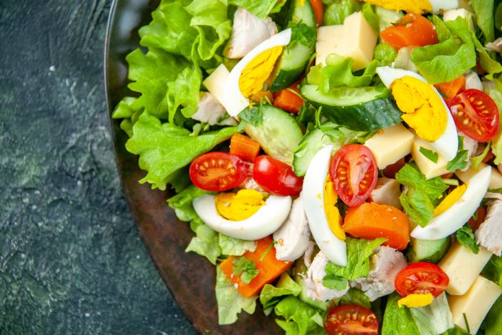Salad trứng rau củ.