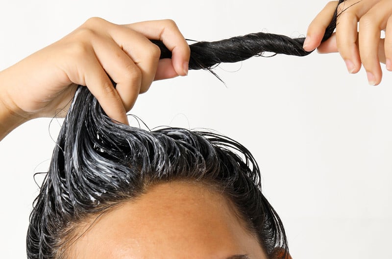 Sử dụng kem ủ thường xuyên là một cách giúp mái tóc của bạn trở nên suôn mượt.