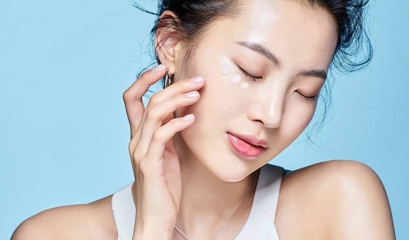 Ngay cả khi bạn không đổ mồ hôi hay tiếp xúc với nước hơn 40 phút, bạn vẫn cần thoa lại kem chống nắng sau khi ra ngoài trời, bởi kể cả khăn khô cũng có thể lấy đi một lượng kem chống nắng của bạn.