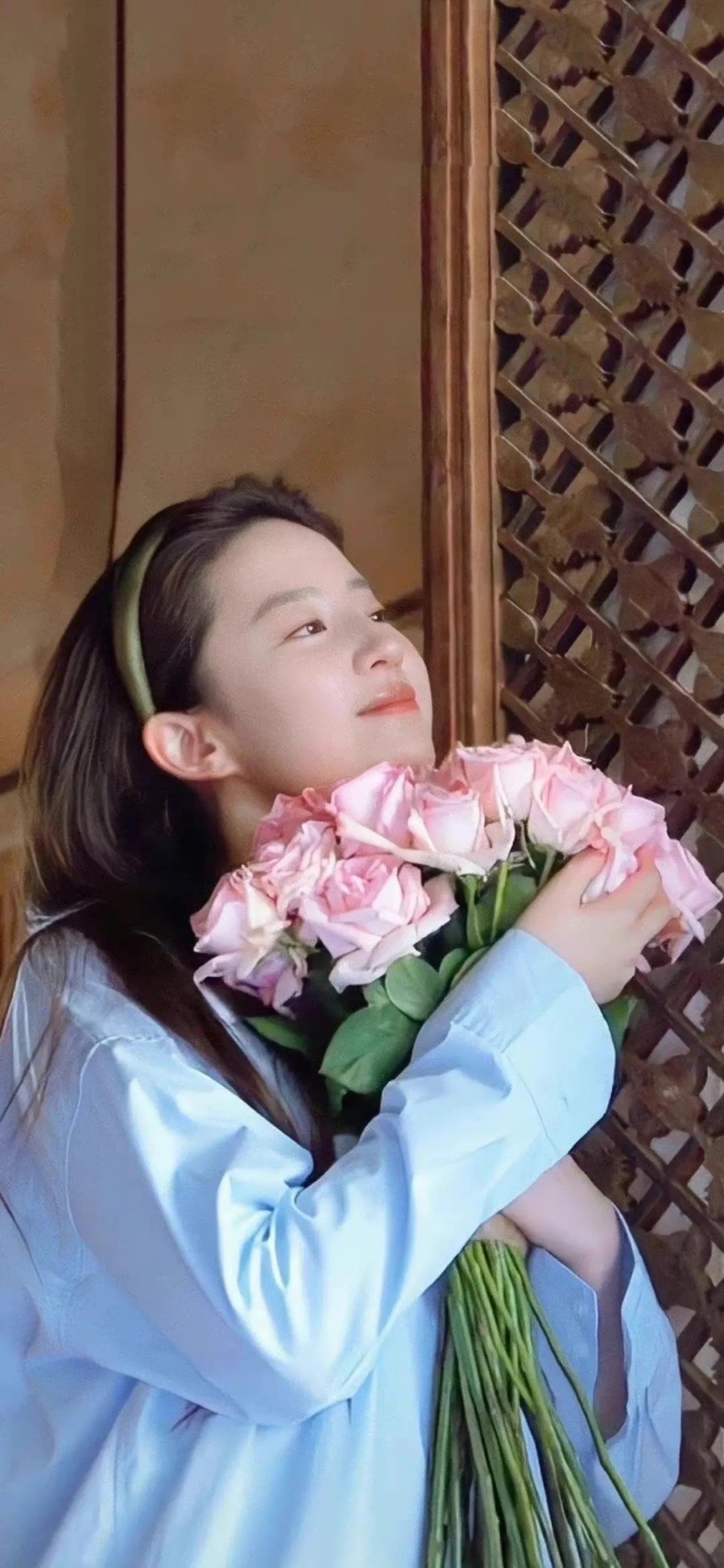 Cô có kiểu tóc thẳng cài băng đô trẻ trung. Đây cũng là kiểu tóc vô cùng phù hợp với các cô nàng bận rộn.