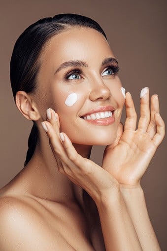 Vitamin A là hành phần giúp giảm mụn và giảm nếp nhăn rất tốt.