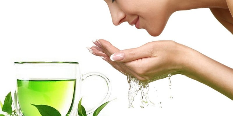 Rửa mặt bằng lá trà xanh giúp làm dịu cảm giác nóng rát do cháy nắng