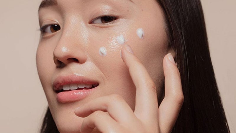 Xịt khoáng cấp nước cho da, giúp da giữ được độ ẩm cần thiết.