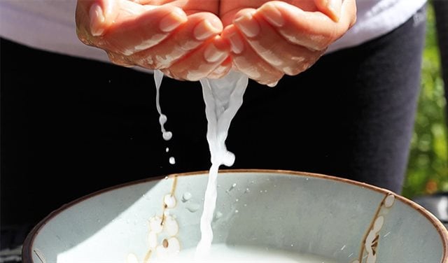 Nước vo gạo còn chứa các khoáng chất tốt như: sắt, đồng, kẽm, chất diệp lục, Anthocyannins, mangan, Lignans, magie,...