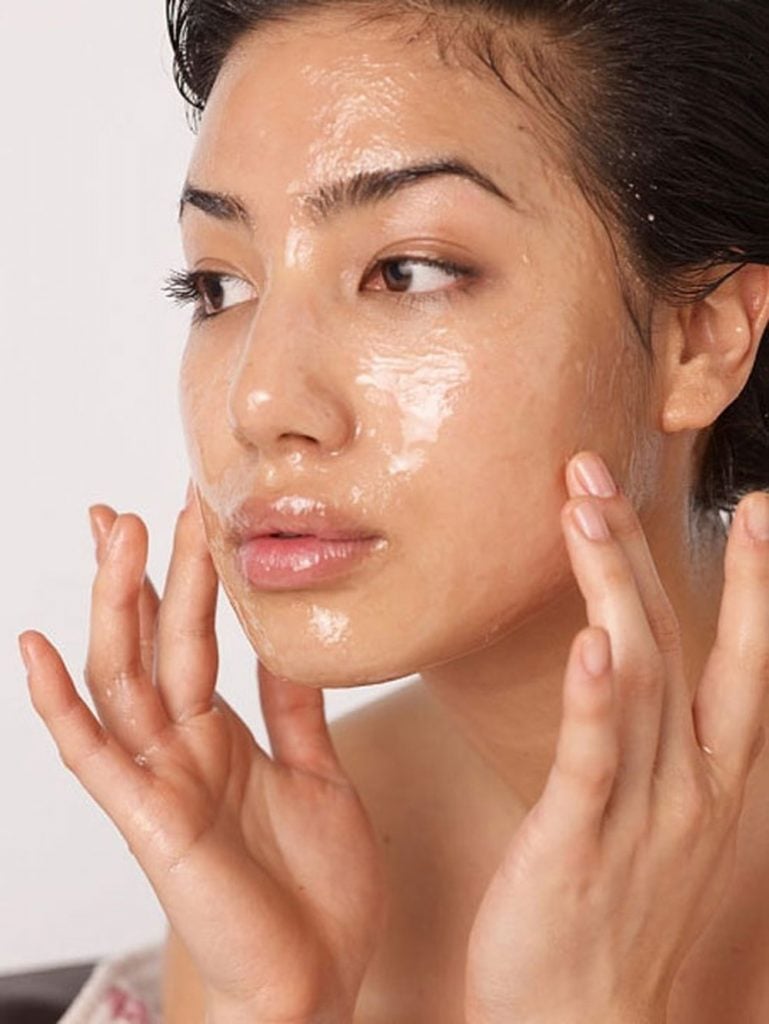 Dầu sẽ hòa tan dầu, do đó dầu tẩy trang có thể dễ dàng len lỏi vào sâu bên trong lỗ chân lông